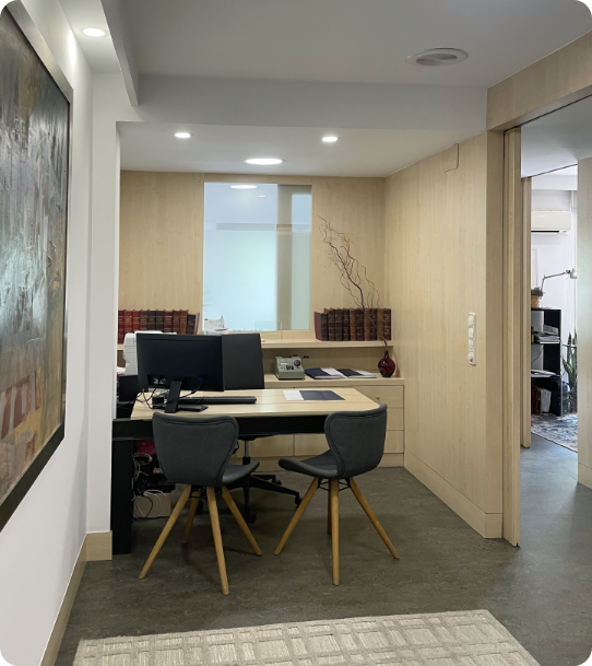 detalle del despacho de abogados mostrando una mesa de trabajo
