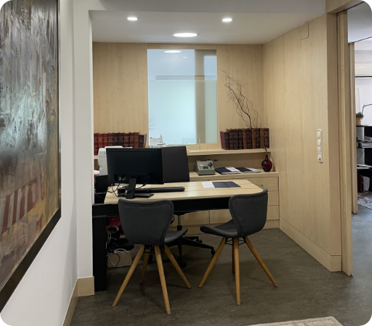 Foto del despacho de abogados muestra una mesa en un despacho con tonos cálidos y un ambiente profesional