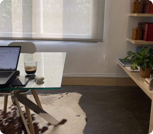 Imagen del despacho de abogados muestra una mesa en un ambiente relajado y profesional